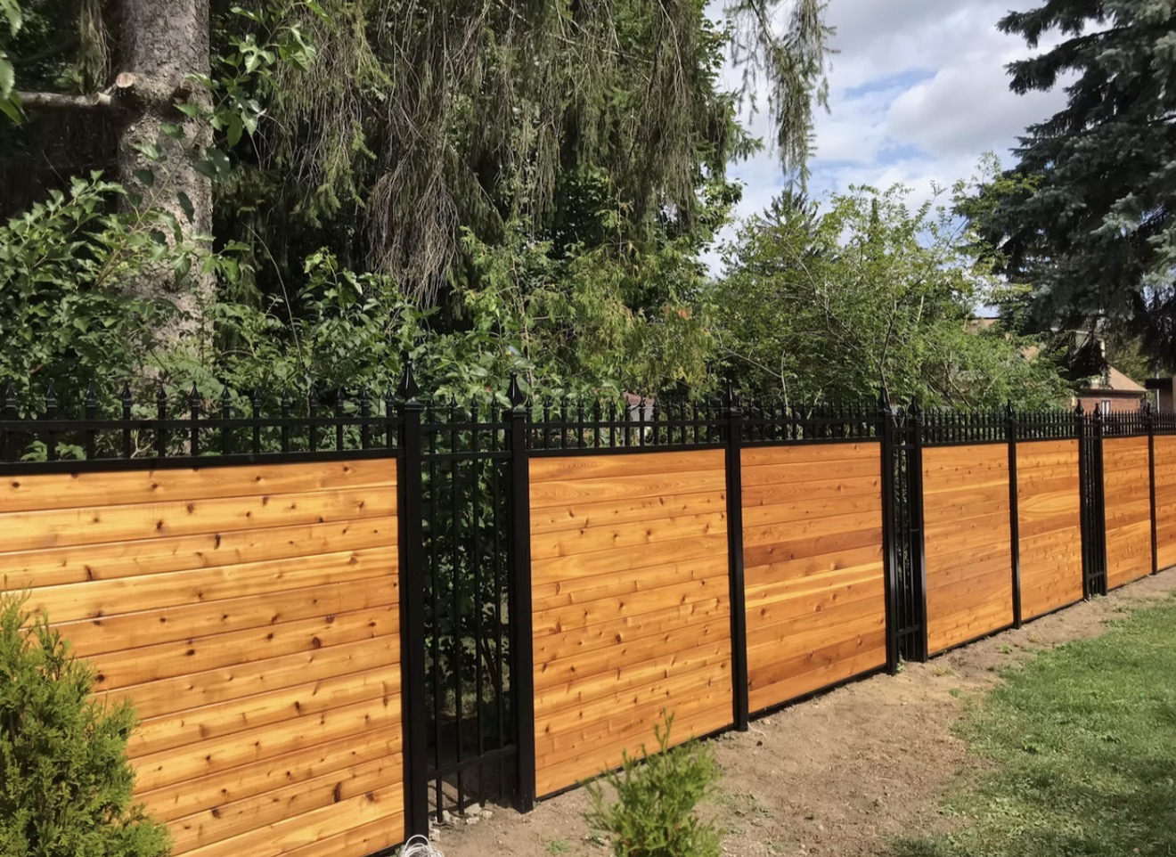 Custom Fences Toronto & GTA | Cedar, Aluminum, Iron, Composite | Bestloc